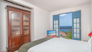 5 bedrooms, desk, iron/ironing board, free WiFi