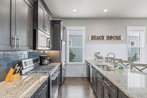 Fridge, microwave, oven, stovetop - Coastal Heaven - Highland Parks- 4 BR/3.5 BA - 6 Seater Cart Included (Santa Rosa Beach)