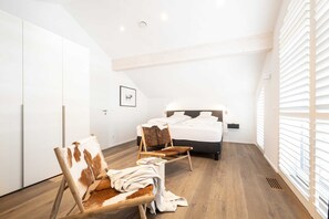 4 bedrooms, in-room safe, desk, travel cot