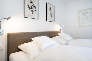 4 chambres, coffres-forts dans les chambres, bureau, lit parapluie