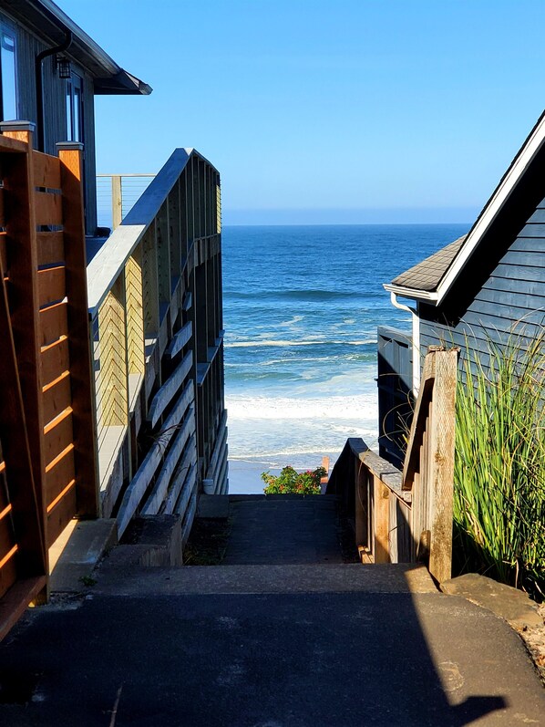 Property grounds - Large family-friendly home; Walk to Bella Beach; Ocean View; Hot Tub (Depoe Bay)