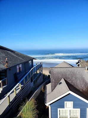 Beach nearby, sun-loungers, beach towels - Large family-friendly home; Walk to Bella Beach; Ocean View; Hot Tub (Depoe Bay)