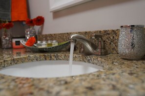 Tina, amenidades de baño gratuitas, secadora de cabello, toallas