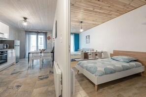 Un apartamento moderno con cocina, comedor y un dormitorio.