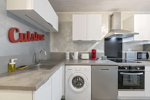 Réfrigérateur, four à micro-ondes, un four, surface de cuisson