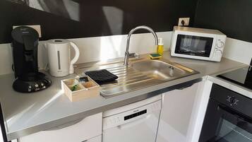 Réfrigérateur, micro-ondes, four, plaque de cuisson