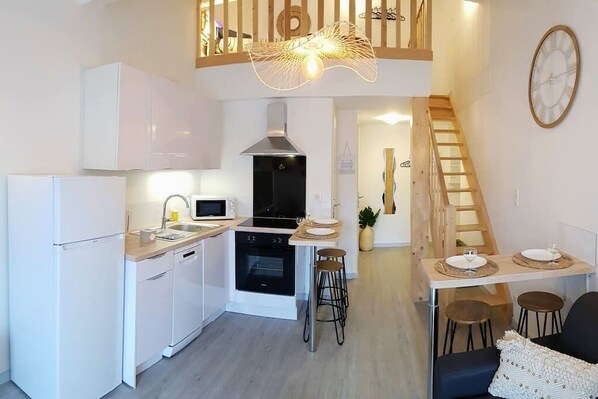 Fridge, microwave, oven, stovetop