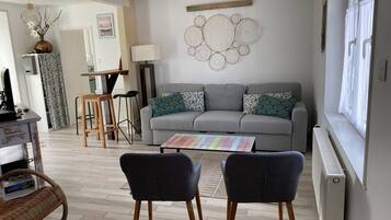 Televisie, een dvd-speler, boeken en een kantoor