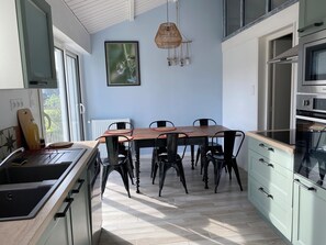 Kylskåp, mikrovågsugn, ugn och spishäll