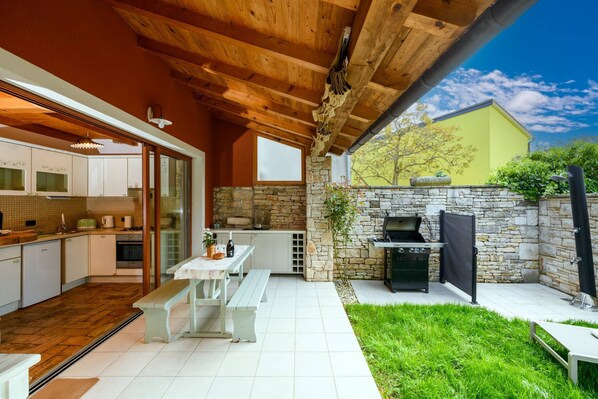 تناول الطعام بالخارج