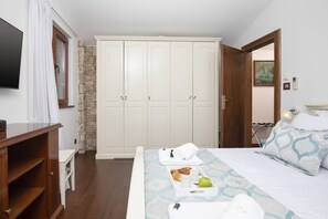 2 عدّة غرف نوم وخزنة داخل الغرفة ومكواة/لوح كي وسرير سفر