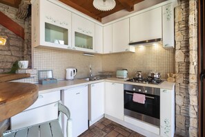 ثلاجة، فرن، موقد طهي مسطح، غسالة أطباق