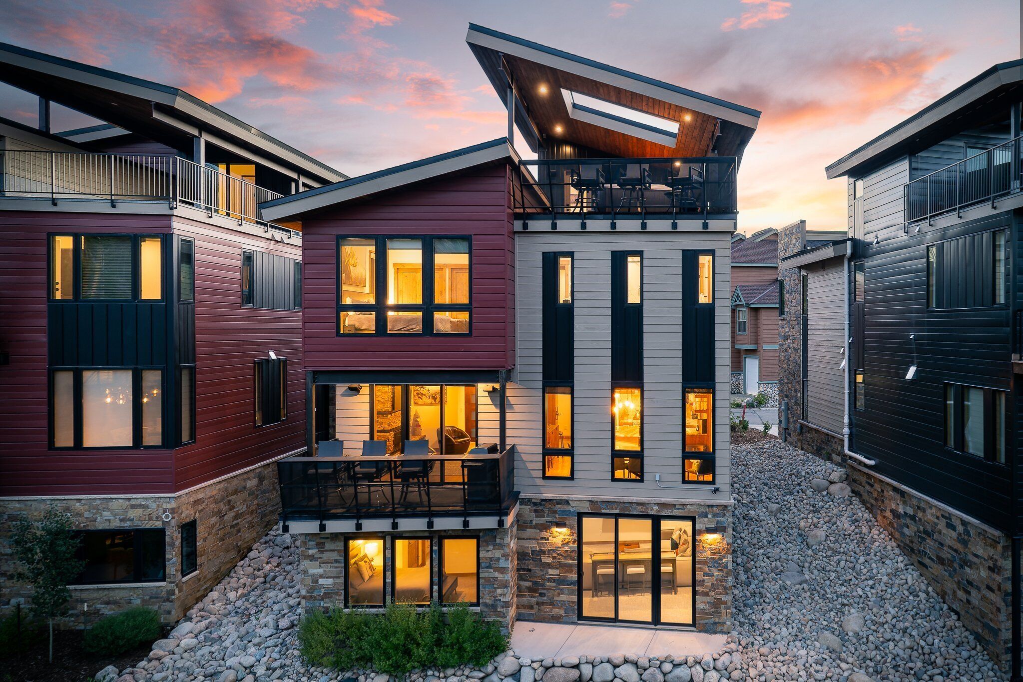 New Riverfront Chalet 280 / Rooftop Hot Tub / Great Views / Best Price - $500 FREE Activities Daily