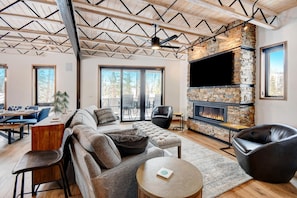 Smart TV, chimenea, videojuegos, Hulu