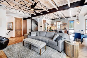 Smart TV, fireplace, video games, Hulu - Downtown WP Riverfront Chalet 280 I Rooftop Hot Tub I Great Views I Theatre I Discounted Attractions (Winter Park)