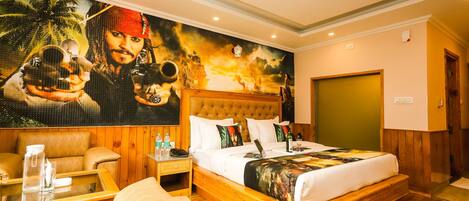 Un dormitorio amplio con una cama grande, cabecera de madera y un mural de un pirata en la pared.