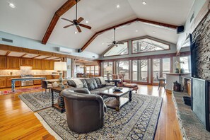 Fernseher, Kamin, Videospiele, DVD-Player