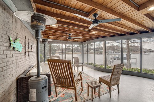 Stunning Lakefront Malakoff Home w/ Dock & Deck