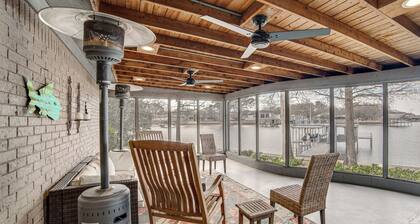 Stunning Lakefront Malakoff Home w/ Dock & Deck