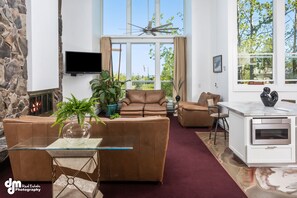Smart TV, fireplace