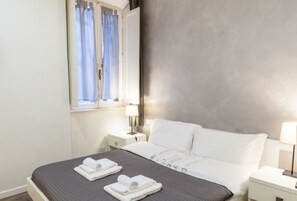 Classic Double Room | Desk, laptop workspace, iron/ironing board, free WiFi - Infinity Castle (Rome)