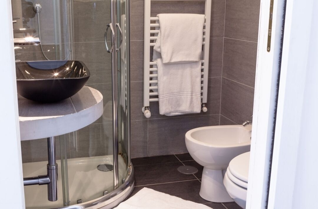Kamar Double Deluks (Castle view) | Kamar mandi | Shower, pancuran hujan, kloset, dan handuk