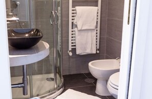 Chambre Deluxe double (Castle view) | Salle de bain | Douche, douche cascade, bidet, serviettes fournies