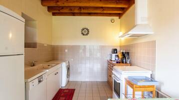 Een koelkast, een microgolfoven, een oven, een vaatwasser