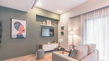 Una televisión, una oficina