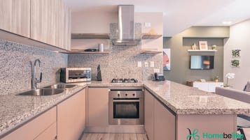 Refrigerador, microondas, horno, lavavajillas