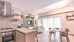 Frigorífico, microondas, horno y lavavajillas