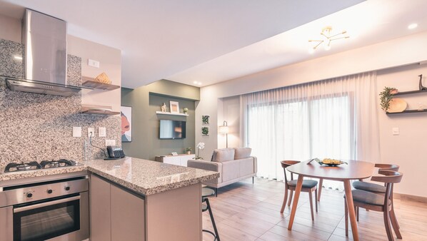 Kühlschrank, Mikrowelle, Ofen, Geschirrspüler