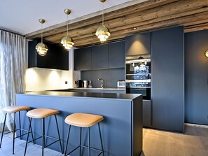 Fridge, oven, dishwasher - Luxury Apartment with Spa Access Near Slopes - The Allues (Méribel)
