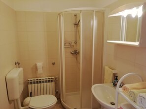 Bathroom | Shower
