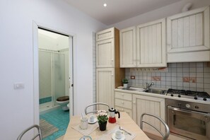 Oven, stovetop - GuestHost - Cozy 36 sqm studio, perfect for 2 people, located on the ground floor of a renovated building with parking space included (20 meters from the apartment). The property is located near the historic center of Taormina (pedestrian area), about 10 (Taormina)
