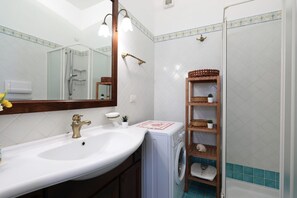 Dusj, hårføner og bidé