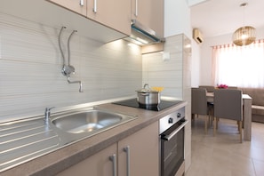 Private kitchen | Fridge, microwave, oven, stovetop