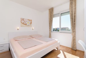 Apartamento (A1) | Cofres nos quartos, escrivaninha, Wi-Fi de cortesia