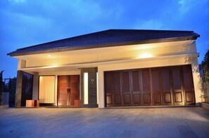 ด้านหน้าที่พัก - ตอนเย็น/กลางคืน