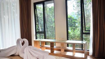 Iron/ironing board, free WiFi, bed sheets