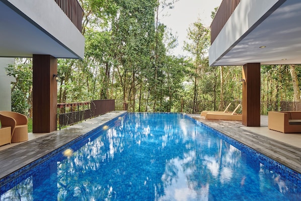 Una piscina al aire libre