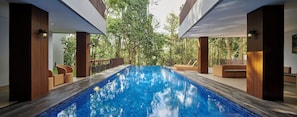 Una piscina al aire libre