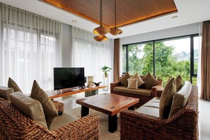 Familjevilla | Vardagsrum | 42-tums smart-tv med satellitkanaler, tv och dvd-spelare