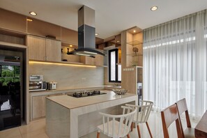 Villa familiar | Cocineta privada | Refrigerador, microondas, parrilla de estufa y tostadora 