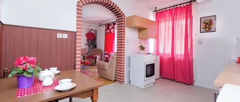 Appartement (A1) | Cuisine privée | Réfrigérateur, four à micro-ondes, un four, surface de cuisson