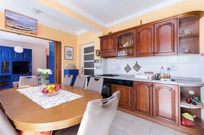 Departamento (A2) | Cocina privada | Refrigerador, microondas, horno y parrilla de estufa
