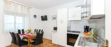 Private kitchen | Fridge, microwave, oven, stovetop