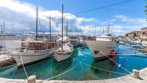 A marina with multiple boats docked in calm waters. - Apartments Cash and Dash (Krilo Jesenice)