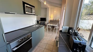 Réfrigérateur, micro-ondes, four, plaque de cuisson