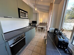 Kühlschrank, Mikrowelle, Ofen, Herdplatte